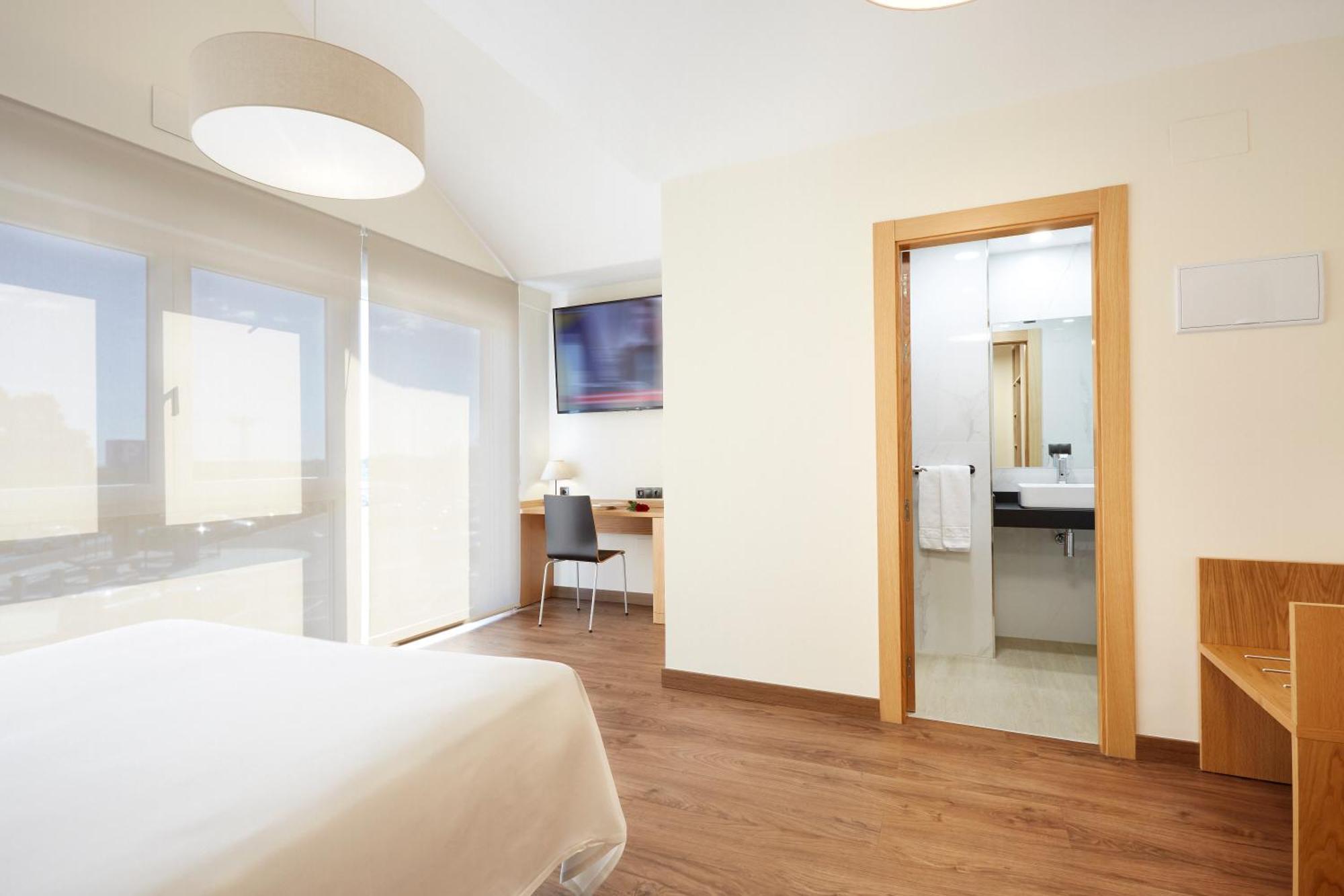 Hotel Arias Aeropuerto Santiago Del Monte Eksteriør bilde