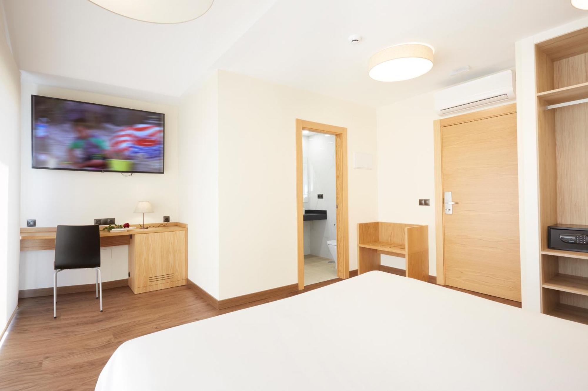 Hotel Arias Aeropuerto Santiago Del Monte Eksteriør bilde