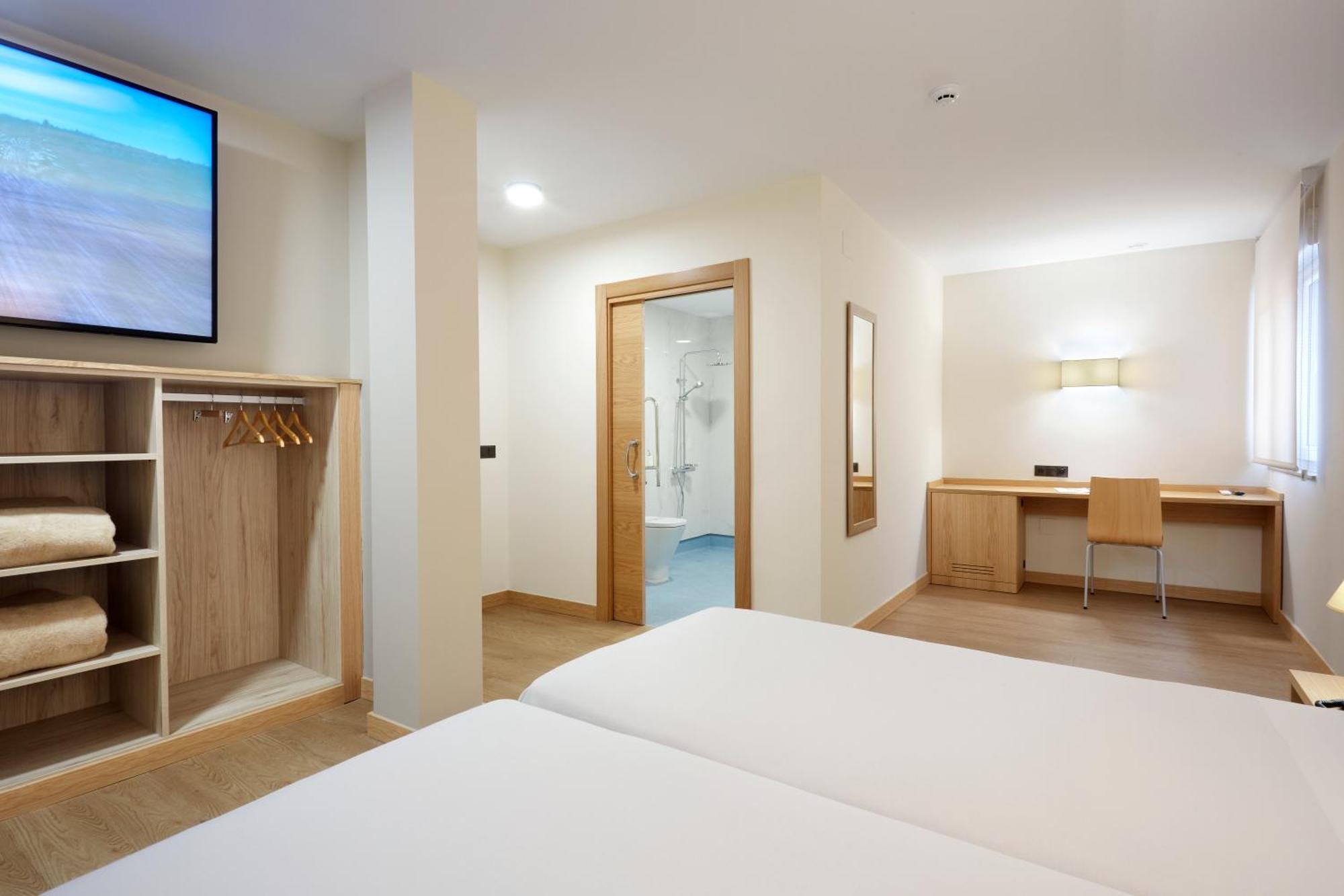 Hotel Arias Aeropuerto Santiago Del Monte Eksteriør bilde